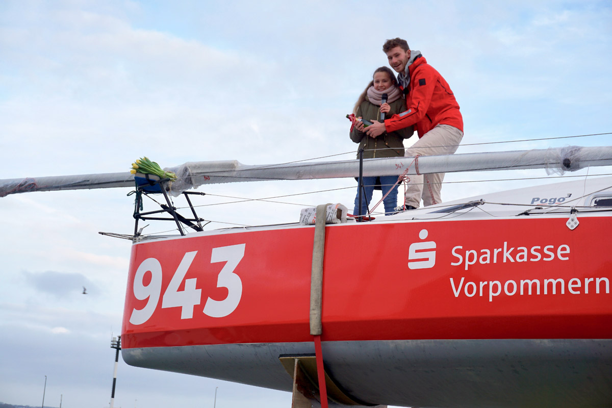 Lennart und Hanna Burke bei der Bootstaufe